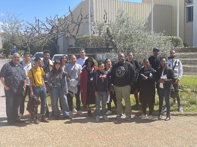 Groupe de salariés et accompagnants de la Régie du Pays d'Aix réunis lors d'une sortie pédagogique.