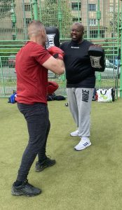 Allaoui et un salarié en plein entrainement de boxe