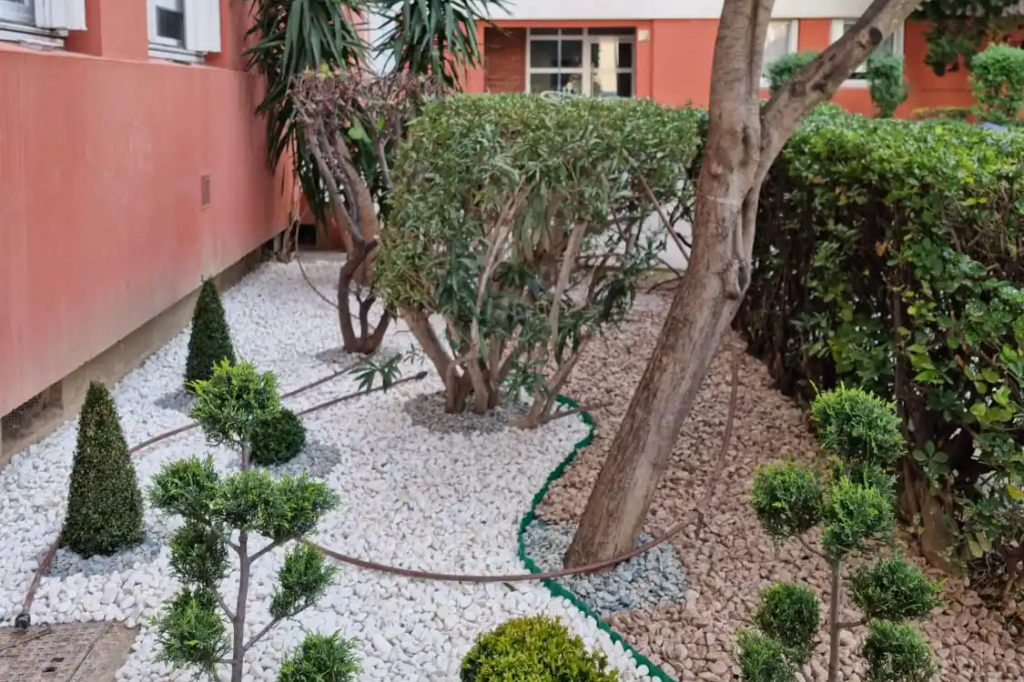 Aménagement paysager et entretien d'espaces verts réalisés par la Régie du Pays d'Aix.