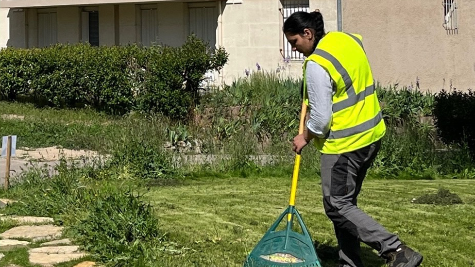 Agent d'entretien réalisant des travaux d'espaces verts pour la Régie du Pays d'Aix.